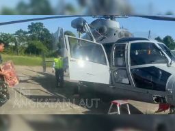Gunakan Helikopter Panther, Dorongan Logistik Disalurkan TNl AL di Desa Sulum Aceh Tamiang