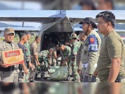 TNl AL Terus Salurkan Bantuan Logistik Melalui Udara ke Wilayah Terdampak Bencana Alam di Takengon Aceh