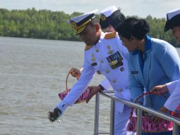 Kenang Kusuma Bangsa Laut Aru, Kodaeral XI Gelar Upacara Hari Dharma Samudera Dan Tabur Bunga Di Laut