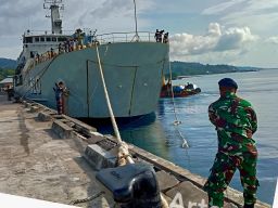 Dukung Satgas Pamtas RI-PNG, KRI Teluk Bintuni-520 Sandar Bekal Ulang di Dermaga Tawiri Kodaeral lX