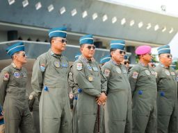 Pangkoarmada II Hadiri Penyematan Brevet Kehormatan Penerbang kepada Tujuh Pati TNI AL