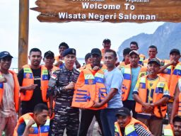 Tingkatkan Standar Keamanan dan Dukung Wisata Bahari, Kodaeral IX Beri Bantuan Life Jacket Nelayan Negeri Saleman