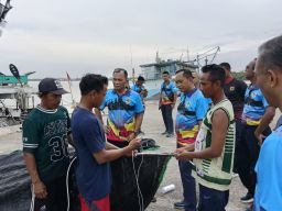 Ingatkan Kondisi Alam dan Cuaca, Komandan Kodaeral XI Didampingi Wadan dan PJU Berkunjung Ke Nelayan