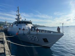 KRI Tatihu-853 Sandar di Dermaga Ksatriaan Tawiri Kodaeral IX dalam Misi Perisai Sura-26