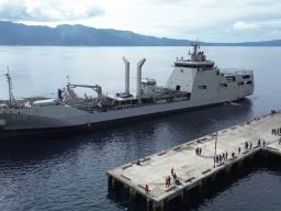 KRI Balongan-908 Sandar di Dermaga Tawiri, Perkuat Operasi Trisila-26 di Wilayah Timur