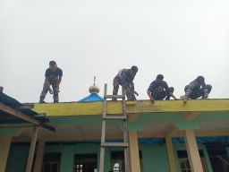 Tetap Semangat di Tengah Puasa, Satgas Operasi Trisila TNI AL Percantik Masjid Al-Jannah di Kepulauan Aru