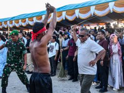 Lestarikan Kearifan Lokal, Wadan Kodaeral lX Hadiri Pesta Adat Pukul Sapu Lidi Negeri Morella