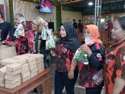 Dipimpin Icha Aisyah Faried Gaffar, Srikandi PP Jatim Konsisten Berbagi di Bulan Suci