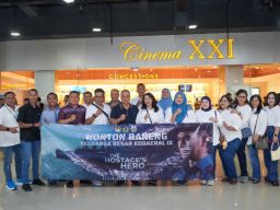 Komandan Kodaeral lX Nobar Film The Hostage’s Hero Bersama Prajurit dan Keluarga