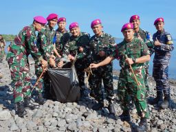Prajurit Korps Marinir TNI AL Laksanakan Latihan Satuan Dasar dan Bersih-bersih Pantai