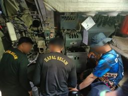 Satsel dan Satkopaska Koarmada II Asah Kemampuan Infiltrasi Bawah Air Lewat Tabung Torpedo Kapal Selam