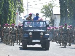 Prajurit Menart 2 Mar LaksanakanTradisi Pelepasan Komandan Resimen Artileri 2 Marinir Lama