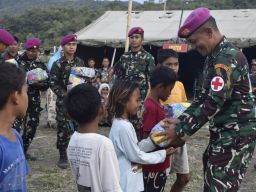 Trauma Healing Anak Pengungsi, Satgas Gulbencal Marinir Rayakan HUT Kemerdekaan RI