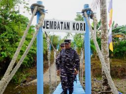 Hujan Tak Halangi Pangkoarmada RI Resmikan Jembatan Kori dan Gelar Bakti Sosial di Negeri Tawiri