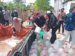 PIJP Salurkan Bantuan Air Bersih Kepada Masyarakat Pamekasan Yang dilanda kekeringan