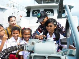 Kodaeral IX Kenalkan Dunia Kemaritiman kepada Siswa SD Negeri 61 Ambon, Ajak Naik Kapal Perang dan Bunker