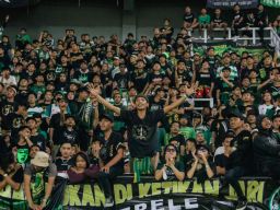 Football for Humanity! Bonek Galang Donasi Masker untuk Masyarakat Terdampak Karhutla