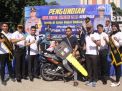 Kapolresta Sidoarjo Serahkan Hadiah Motor Ke Pengendara 