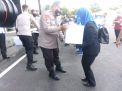 Dampak Covid 19, Polda Jatim Bagi-Bagi Bingkisan Tali Asih