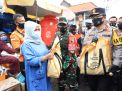 Forkopimda Jatim Bagikan Ribuan Masker, Paket Sembako di Pasar Pabean