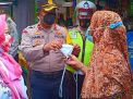 Kaposek Asemrowo Bagi Bagi Masker Gratis Kepada Pedagang