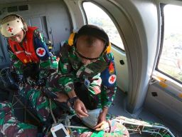 Skuadron Udara 100 WU 2 Puspenerbal - RSPAL dr. Ramelan Gelar Latihan EMU dengan Hoist