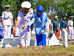 Jelang HUT ke-79 TNI AL, Komandan Puspenerbal Ziarah TMP 10 November Surabaya