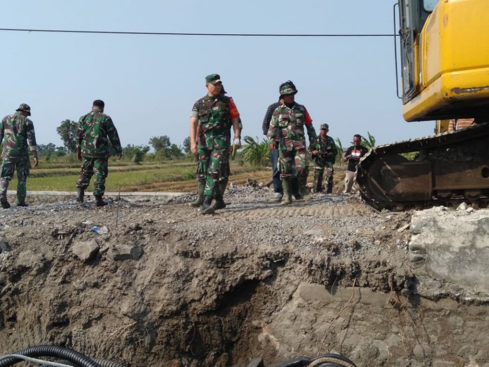 Kunjungi Lokasi TMMD,  Dandim 0816 Bangga Dengan Semangat Satgas