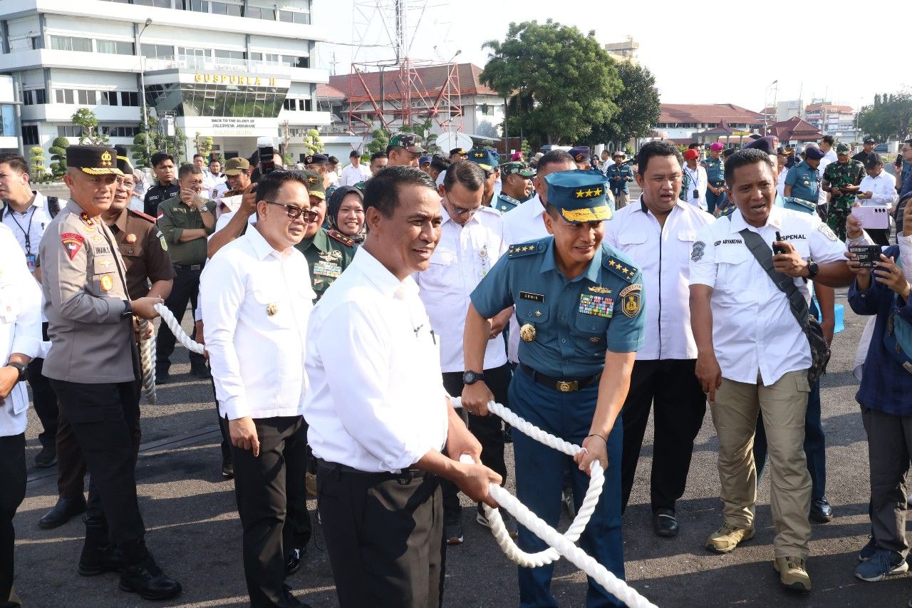 Dukung Program Percepatan Produksi Padi, KRI dr. Soeharso-990 Kirim Alsintan Ke Merauke