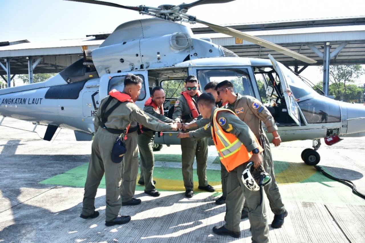 Heli Panther TNI AL Dukung Photex Kapal Layar AL Vietnam
