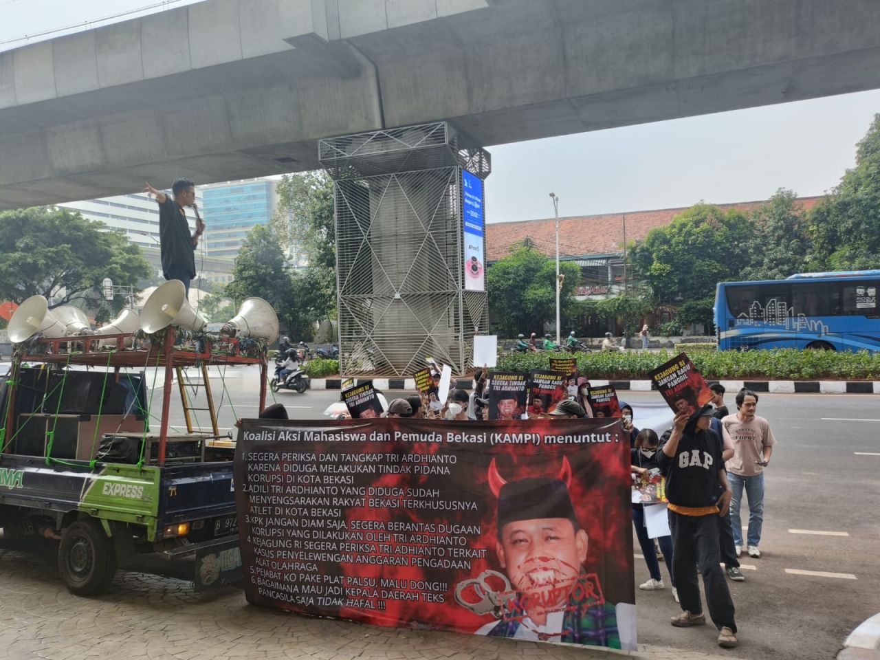 Ratusan massa KAMPI saat menggelar aksi di depan gedung Kejaksaan Agung