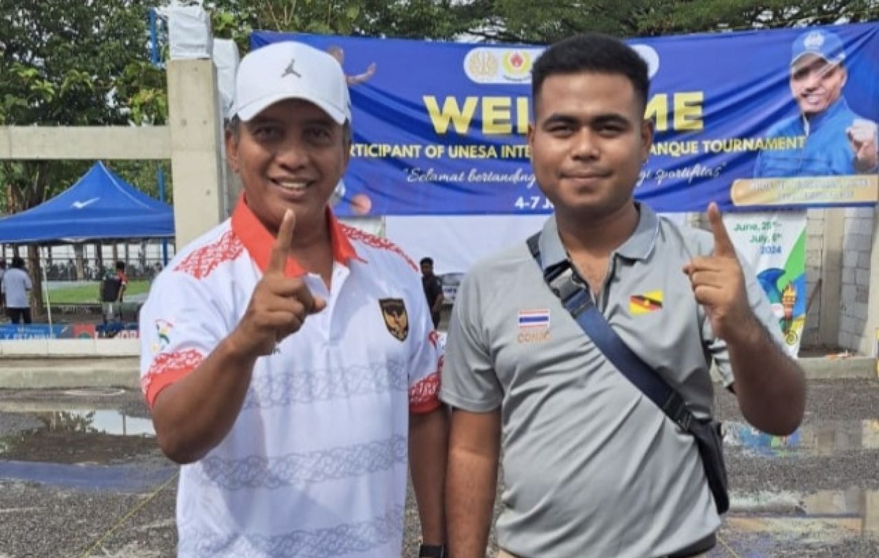 Rektor Unesa Prof. Dr. Nurhasan M. Kes bersama juara dunia atlet  Petanque  asal Thailand