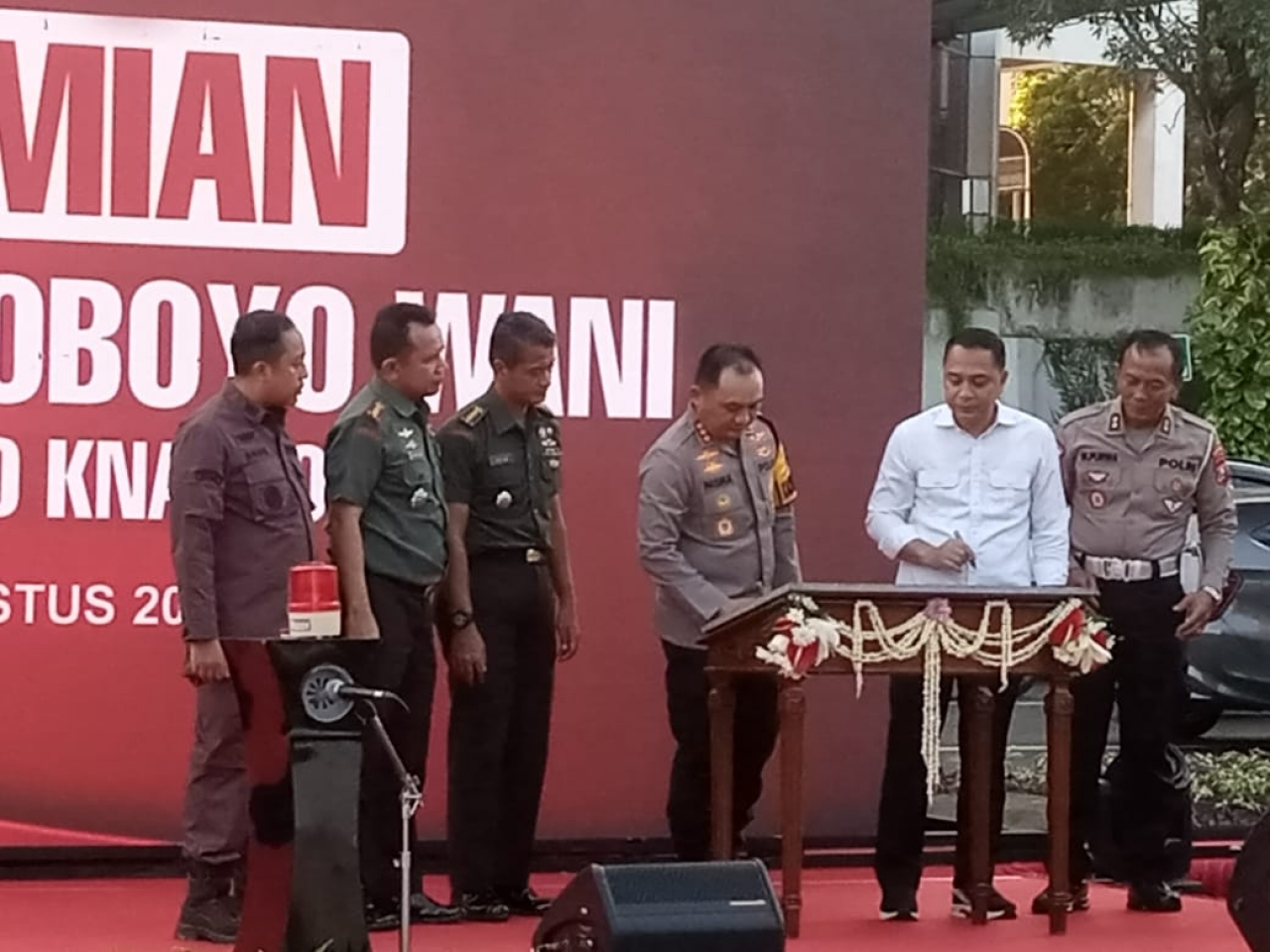 Kapolrestabes Bersama Walikota Surabaya Resmikan Monumen Surabaya Wani.