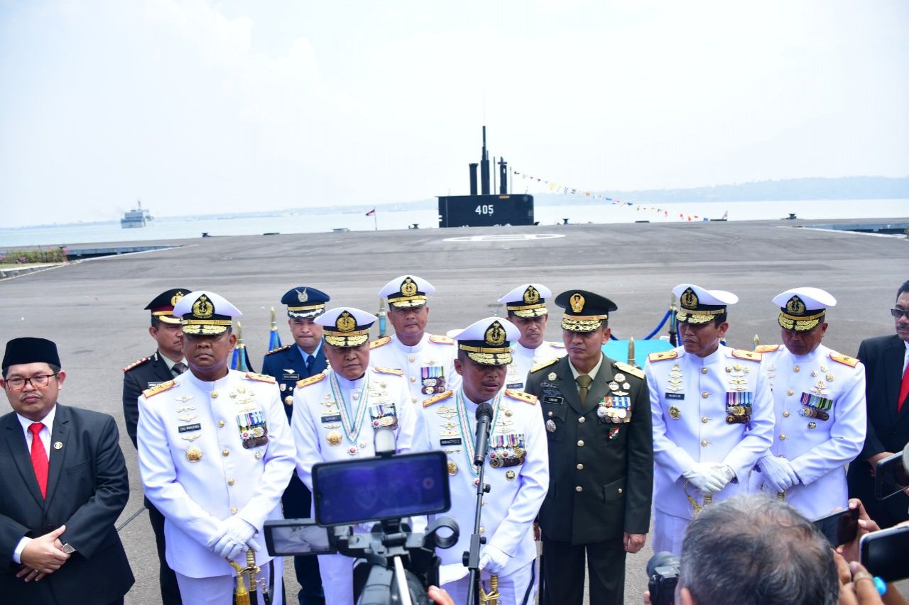 Wakil Komandan Puspenerbal Hadiri Upacara HUT ke-79 TNl AL Wilayah Surabaya