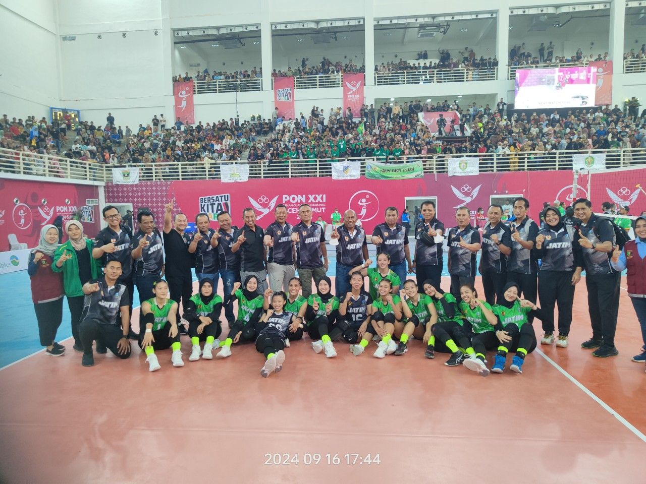 Foto: Ketua Umum PBVSI Jatim, Irjen Pol Drs Imam Sugianto, M.Si bersama tim voli indoor putri Jatim di GOR Voli Indoor Sumut Sport Center Sumut, Deli Serdang, Senin (16/9/2024) sore.