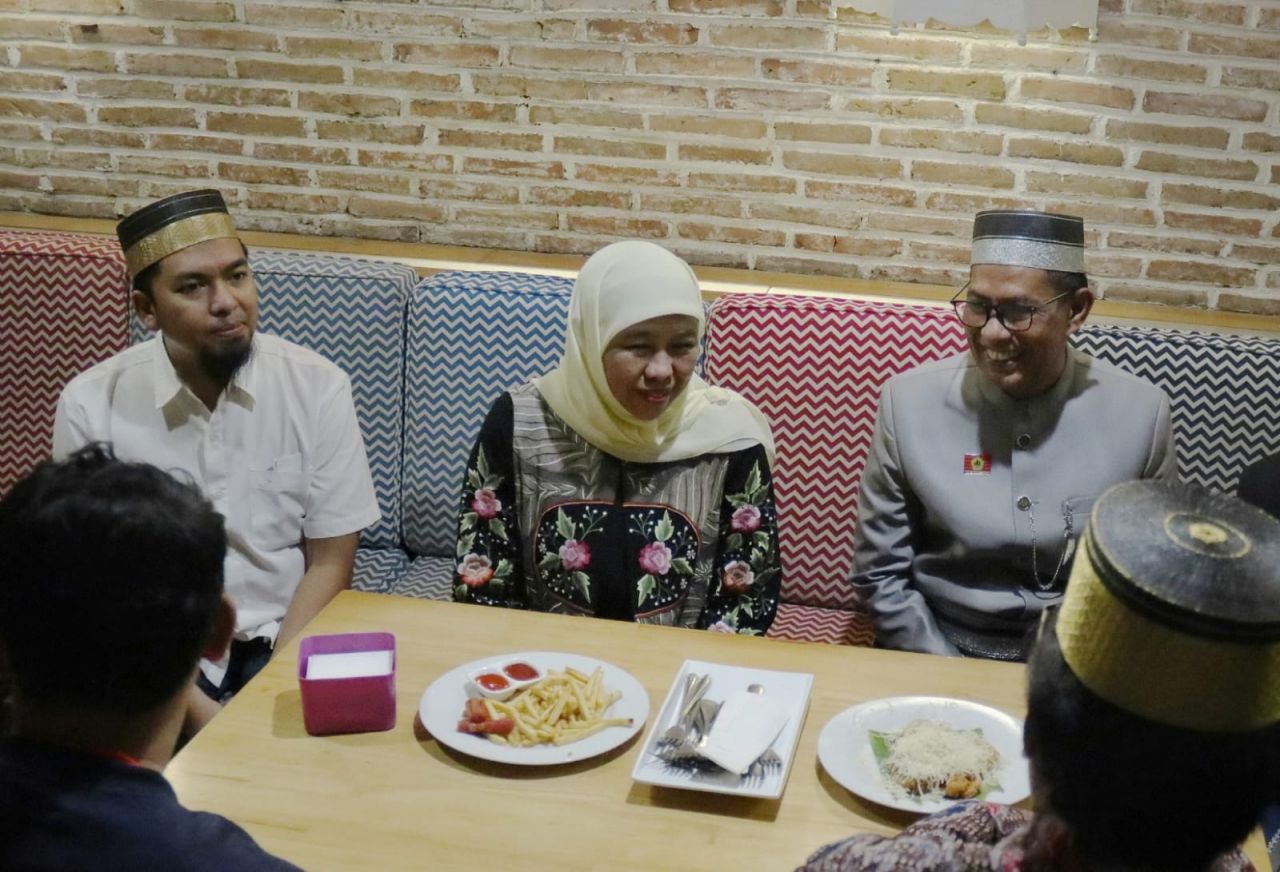 Dr (HC) Khofifah Indar Parawansa Daeng Ngati, M.Si selaku Ketua Dewan Kehormatan BPW KKSS Jawa Timur, didampingi  Ir. H. Muslim Hamzah, Ketua terpilih BPW KKSS Jatim (kanan) dan Muhammad Yusuf, Ketua BPD KKSS Surabaya (kiri)