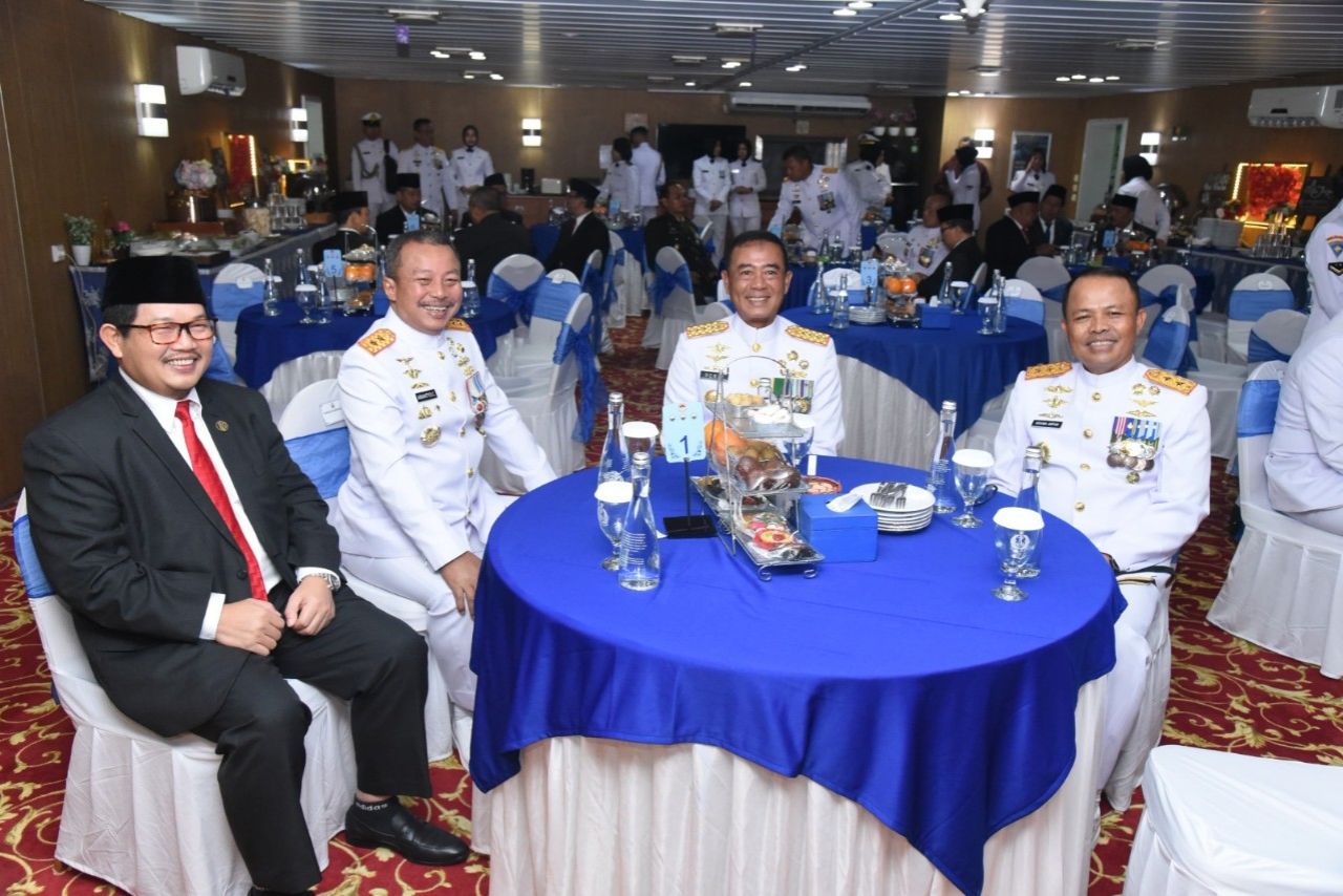 Peringati Hari Dharma Samudera 2025, Komandan Puspenerbal Tabur Bunga di Selat Madura