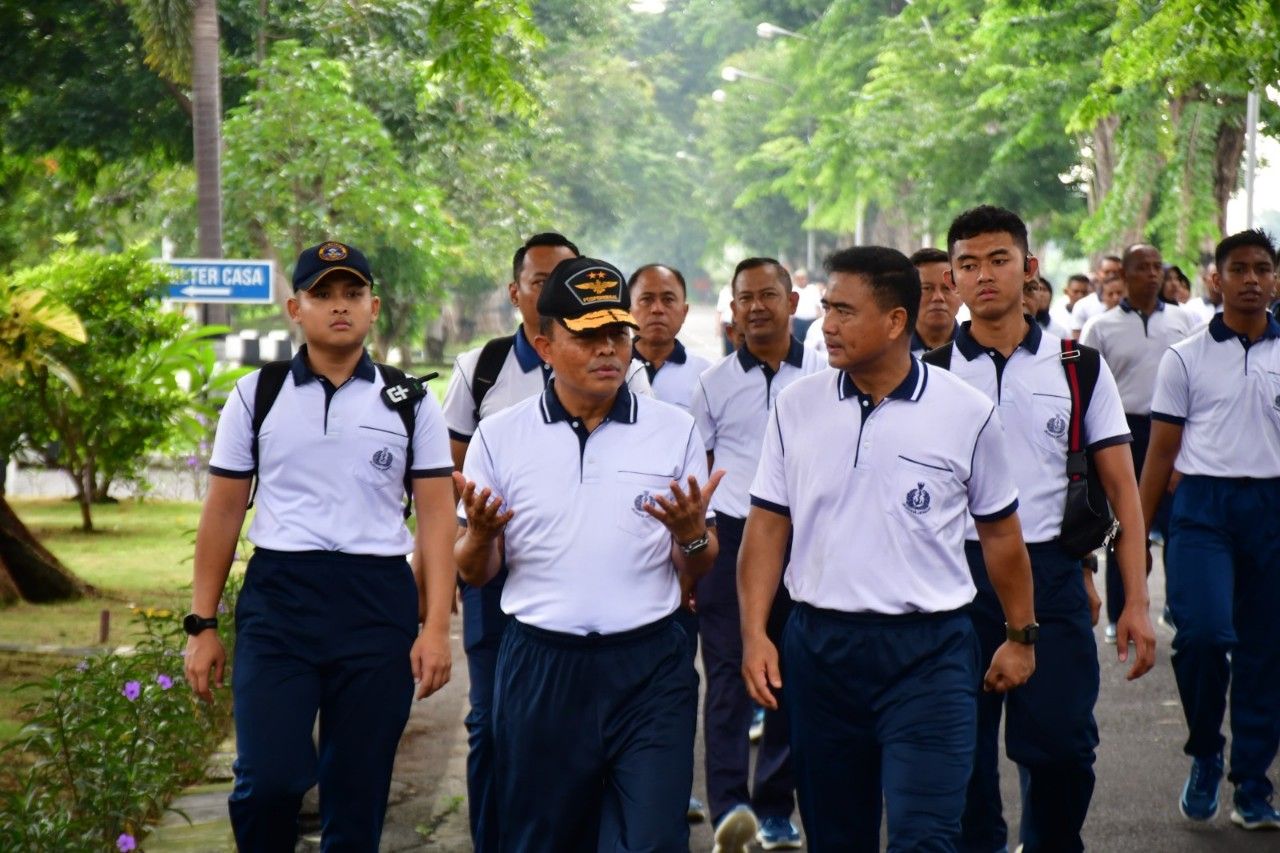 Penyerahan Modin Jalasenastri dan Buku Mengenang 20 Tahun Tsunami Aceh Warnai Olahraga Bersama Puspenerbal