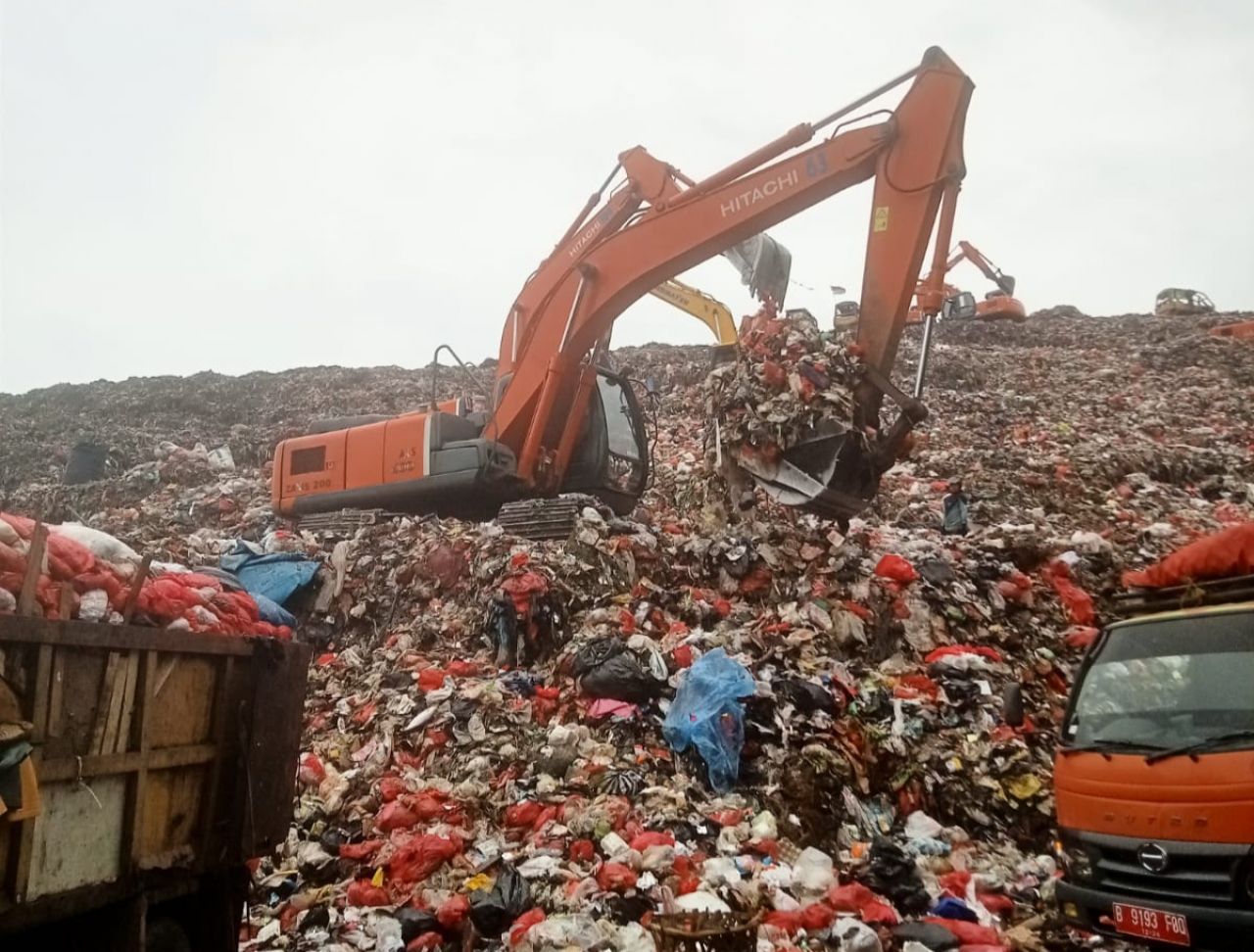 Pergantian Alat Berat di TPA Burangkeng Timbulkan Tanda Tanya
