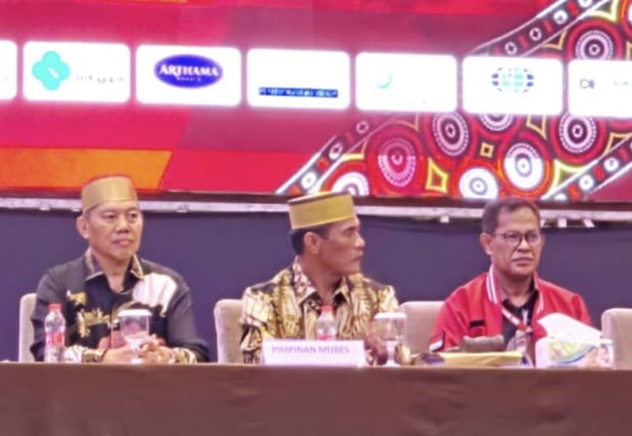 Tengah : Ketua terpilih BPP KKSS Periode 2025 2030,H.Andi Amran Sulaiman, Kanan: Ketua BPW KKSS Jatim, H.Muslim Hamzah, Kiri Mantan Ketua BPP KKSS Periode 2019-2024, H. Muchlis Patahna