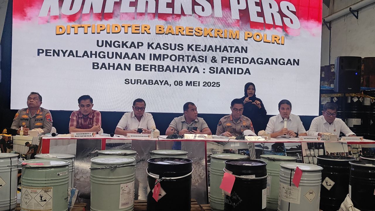 Terbongkar! Perdagangan Ilegal Sianida di Surabaya, Polisi Sita Ribuan Drum Berbahaya