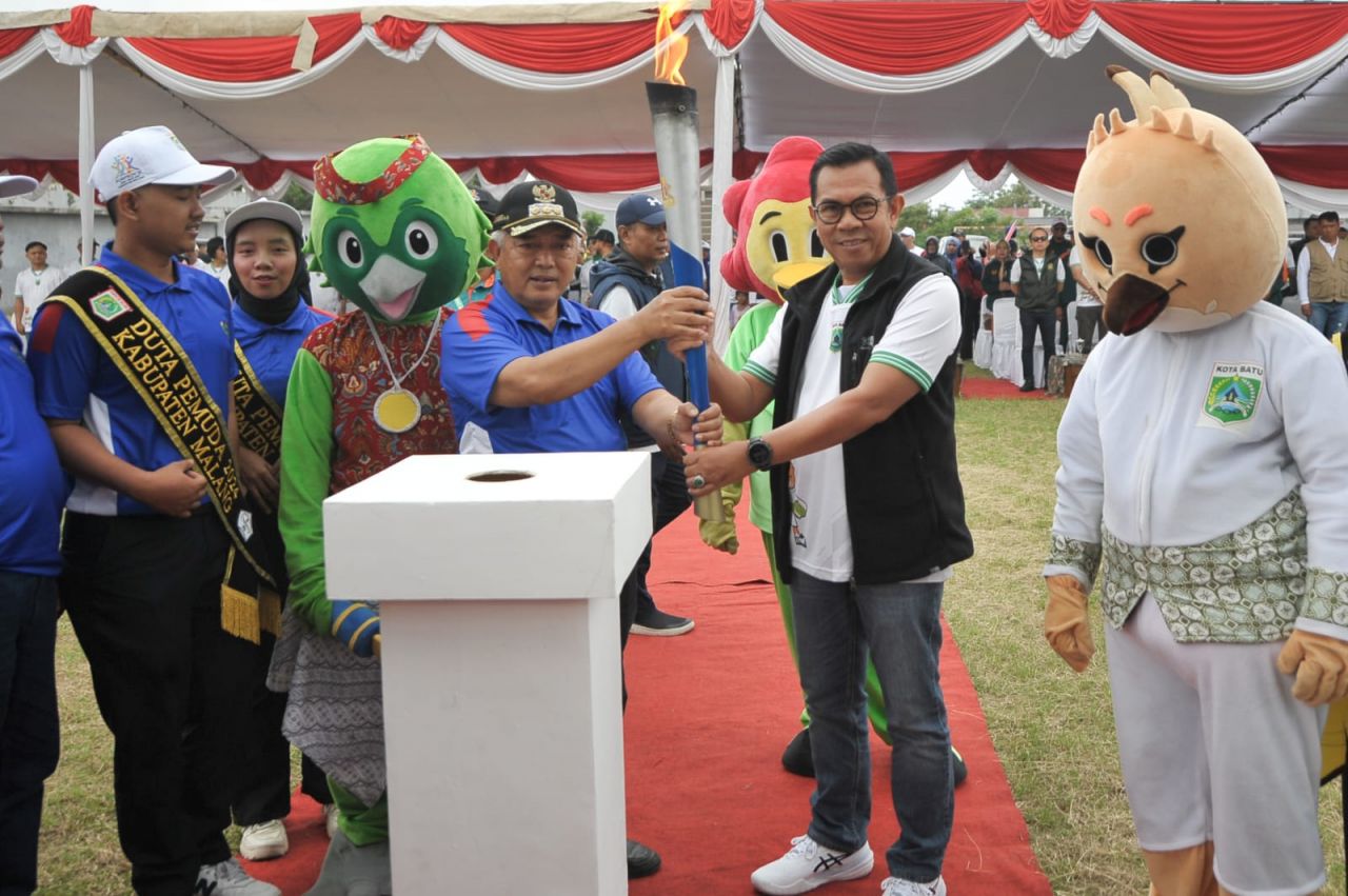 Masuk Kota Batu Warga Sambut Kirab Api Porprov Jatim IX 2025 Meriah