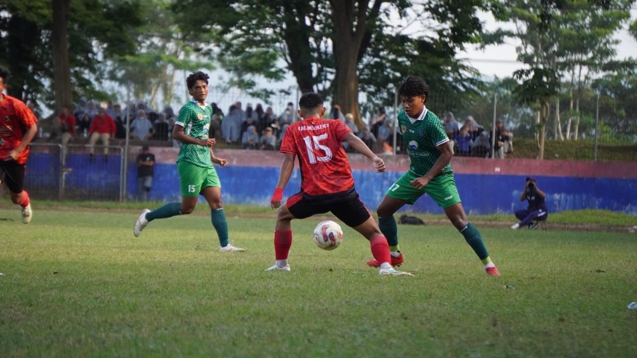 Surabaya Raih Emas Sepak Bola Porprov IX/2025 di Malang