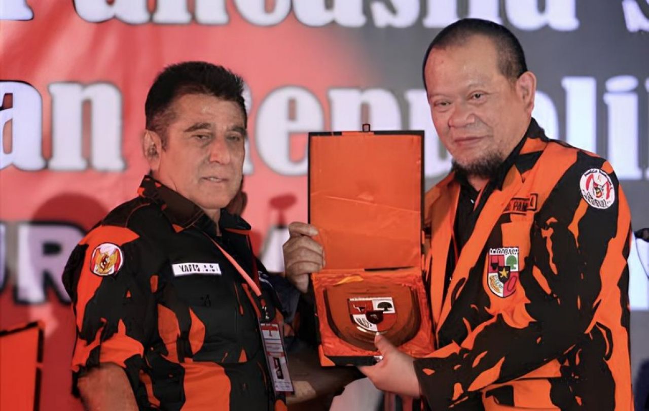 Ketua Majelis Pimpinan Wilayah (MPW) Pemuda Pancasila Jawa Timur, Ir. H. AA LaNyalla Mahmud Mattalatta bersama Ketua Umum MPN Pemuda Pancasila KPH Japto S. Soerjosoemarno