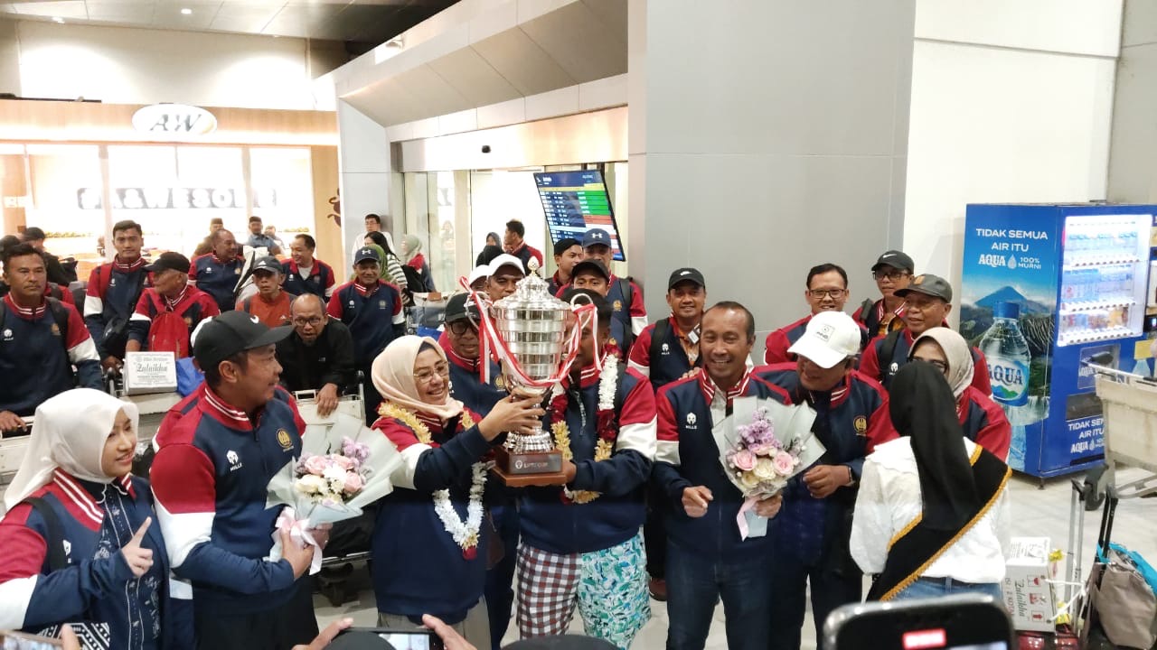 Sukses Meraih Juara Umum, Kontingen LPTK Unesa di Sambut Koorprodi dan Dosen di Bandara Juanda