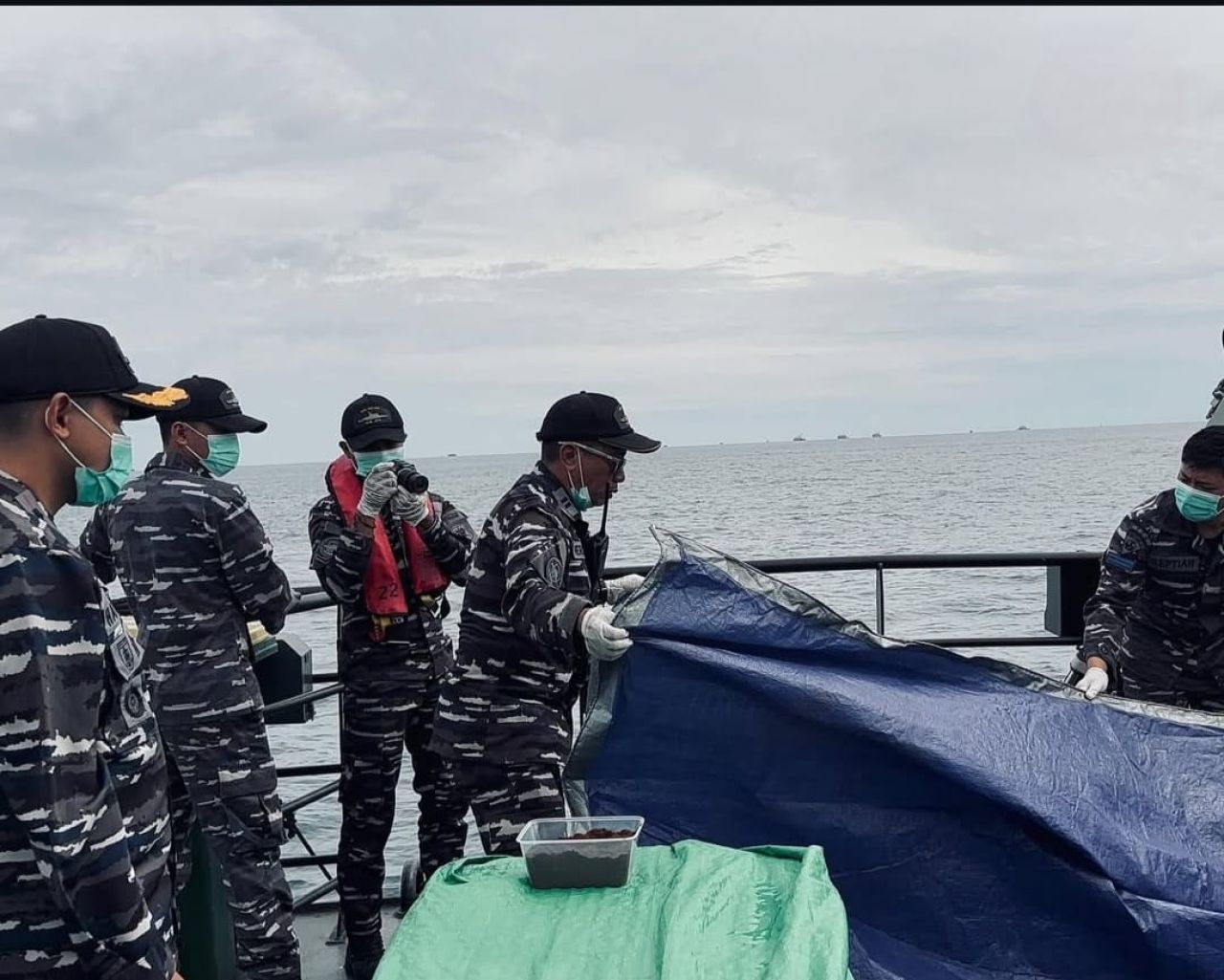 Unsur Operasi Guskamla Koarmada II Evakuasi Mayat di Perairan Tanjung Manggar