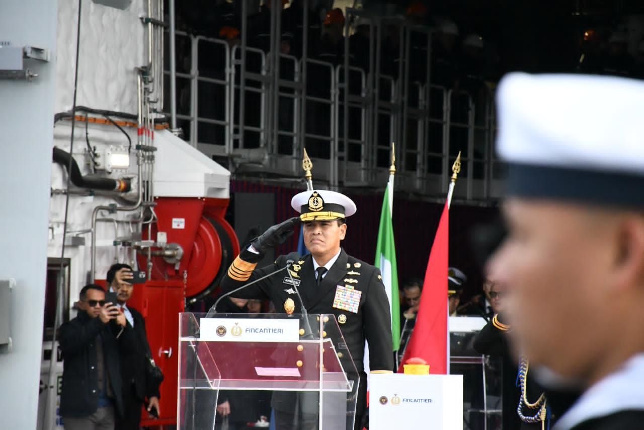 Pengibaran Bendera Merah Putih Tandai Penyerahan Resmi KRI Prabu Siliwangi-321 kepada TNI Angkatan Laut