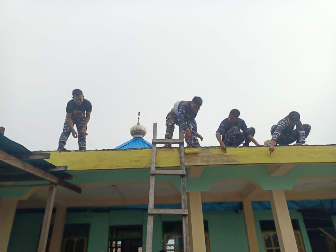 Tetap Semangat di Tengah Puasa, Satgas Operasi Trisila TNI AL Percantik Masjid Al-Jannah di Kepulauan Aru