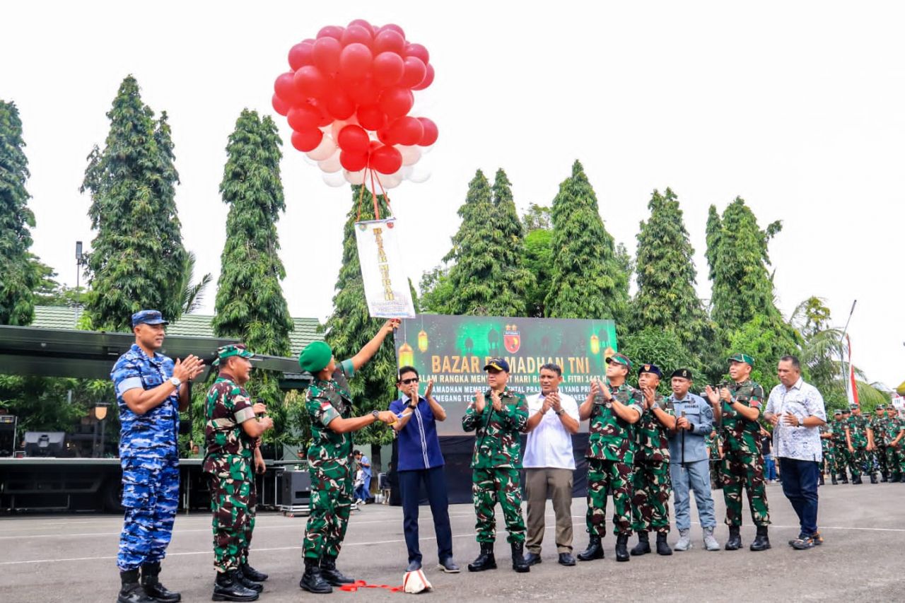 Sambut Idul Fitri 1447 H, Komandan Kodaeral IX Hadiri Bazar Ramadhan 1447 H Serentak Jajaran TNI di Ambon