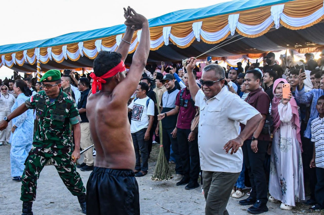 Lestarikan Kearifan Lokal, Wadan Kodaeral lX Hadiri Pesta Adat Pukul Sapu Lidi Negeri Morella
